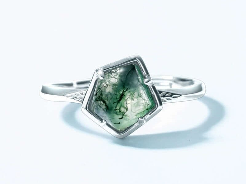 Why Moss Agate Ring Make a Perfect Engagement Symbol?